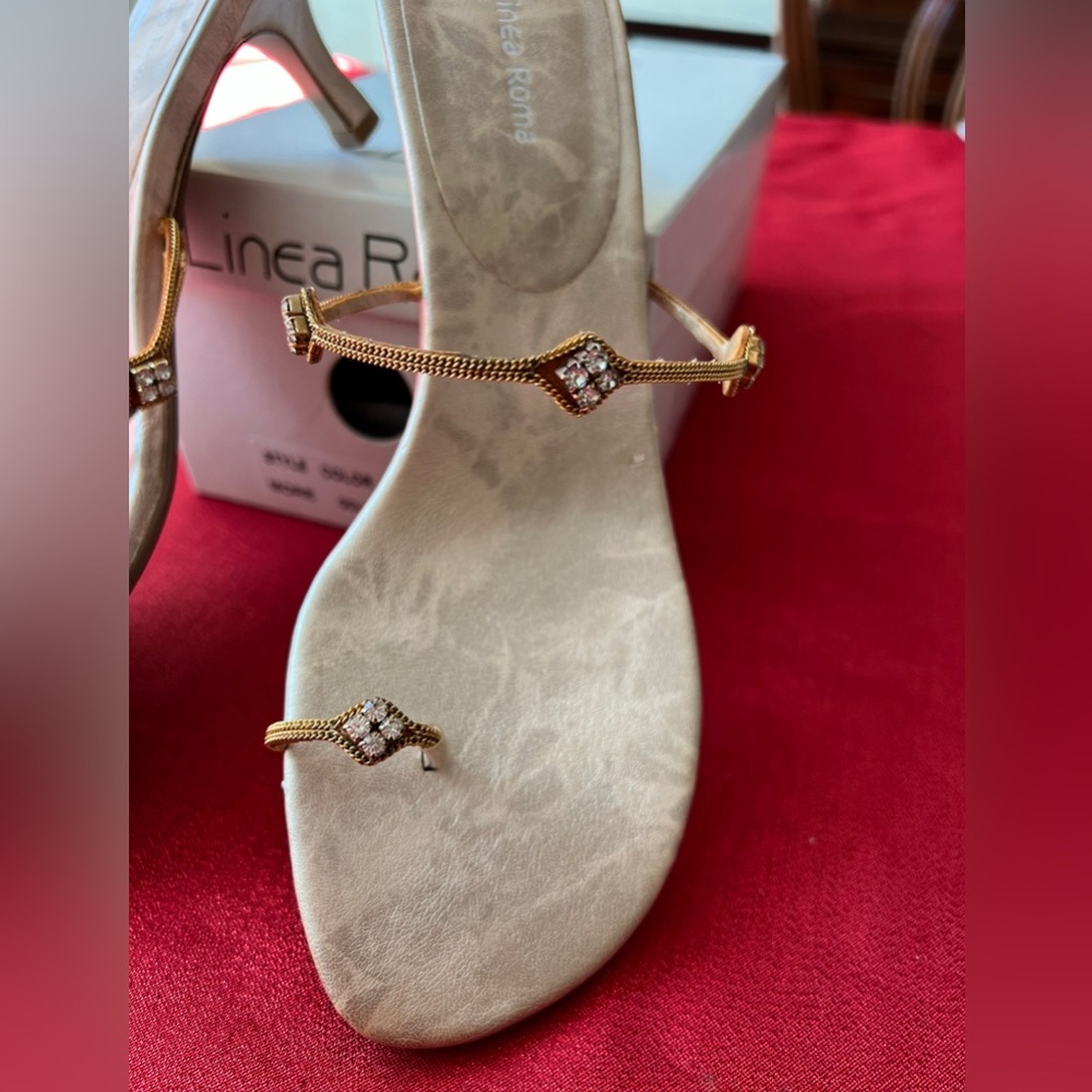 ⚜️⚜️ Línea Roma Gold Sandal With Metal & Rhinestone Accents & 2” Heel “NEW” ⚜️⚜️ - Picture 5 of 7